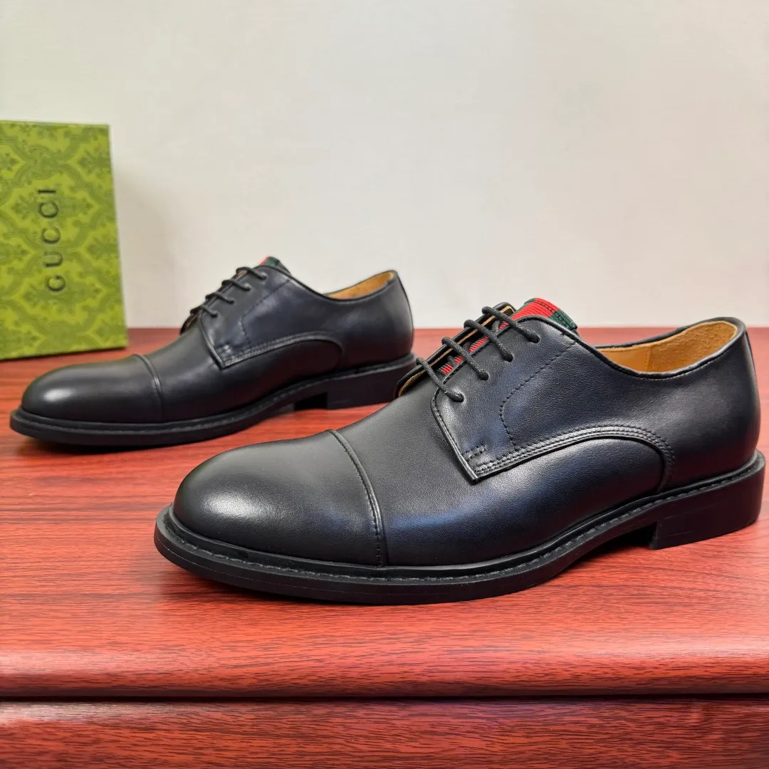 Batch 820 Gucci/Gucci men’s classic lace-up derby shoes! In every season, Gucci's aesthetic perspective reinterprets formal wear designs. This shoe is made of exquisite black leather, showing a simple and classic style! Available in two styles: black glossy leather/black matte cow leather, red and green webbing tongue embellishment, three-joint classic retro style, full calfskin lining, lace-up fixation, 2.5CM rubber soles, leather material. Look at the details. The delicate cowhide and the bright black of the open edge beads show a different light luxury style. European and American last type, excellent on-foot comfort, complete package, versatile style, highly recommended! Size: 39-40-41-42-43-44 leather shoe size (can be customized to 38.45) Item number: 5018-01 cowhide